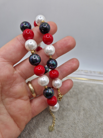 Colier realizat din Perle tip Mallorca in culorile: rosu, alb si negru. Inchizatoare din otel inoxidabil auriu. [3]