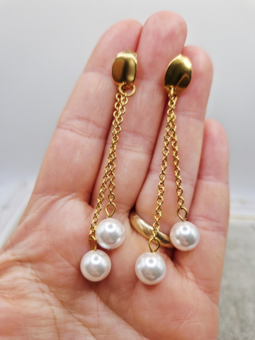 Cercei eleganti si lungi, realizati din perle tip Mallorca albe si elemente din inox auriu. [1]