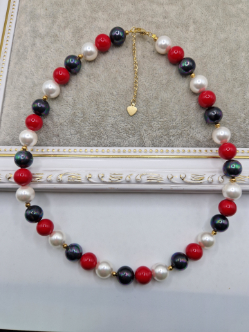 Colier realizat din Perle tip Mallorca in culorile: rosu, alb si negru. Inchizatoare din otel inoxidabil auriu. [2]