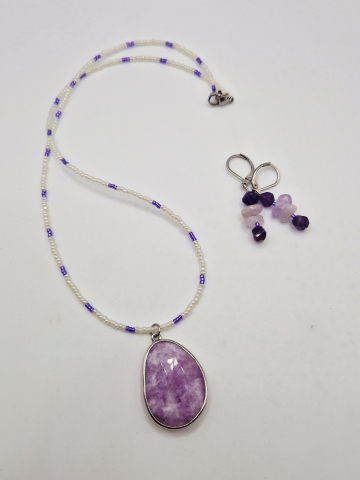 Set alcatuit din Colier din margele cu pandantiv din ametist si cercei din ametist. [1]