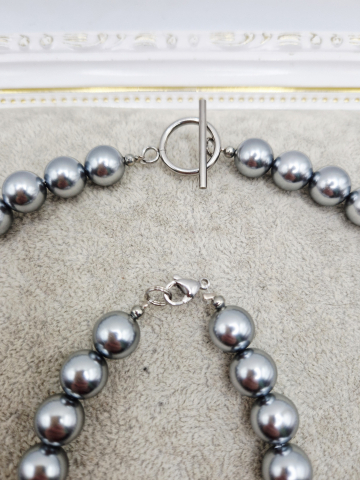 Set / Perle tip Mallorca gri / Inox  Set alcatuit din Colier si Cercei, realizat din Perle tip Mallorca gri si inchizatoare din inox. [1]