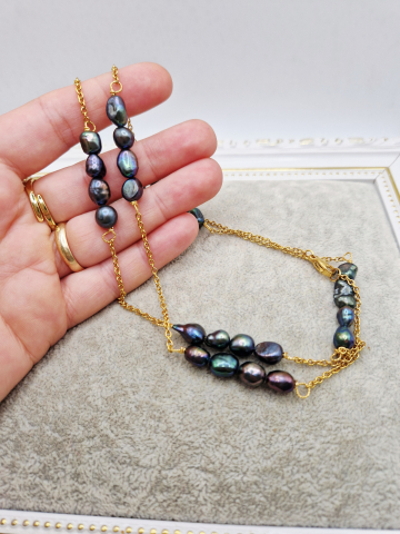 Colier lung din perle negre, baroc, naturale si lant minimalist din otel inoxidabil auriu. Inchidere din otel inoxidabil auriu. [2]