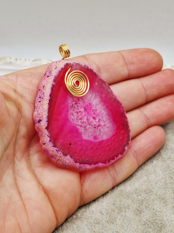 Pandantiv din Agata fucsia cu anou si orificiu de 5mm. [1]