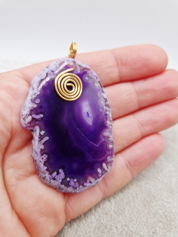 Pandantiv din Agata mov cu anou si orificiu de 5mm. [1]