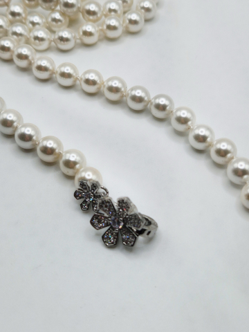 Colier delicat și lung din Perle tip Mallorca albe. Broșă argintie, poate fi fixată oriunde pe lungimea colierului. [2]