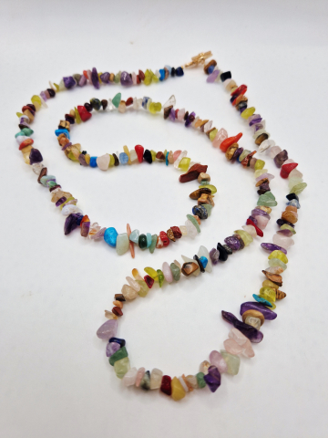 Colier din mixt de pietre semiprețioase, cu închizătoare din aliaj auriu. [1]