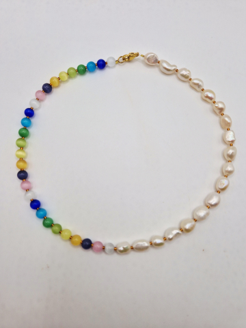 Coliere - Colier delicat la baza gatului (choker) realizat din perle baroc naturale si ochi de pisica in diferite culori.