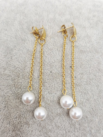 Cercei eleganti si lungi, realizati din perle tip Mallorca albe si elemente din inox auriu. [2]