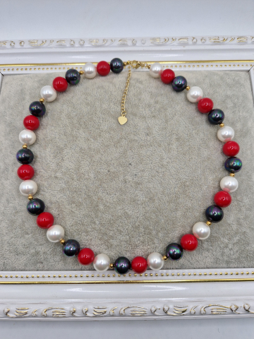 Coliere - Colier realizat din Perle tip Mallorca in culorile: rosu, alb si negru. Inchizatoare din otel inoxidabil auriu.