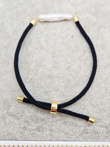 Șnur - Snur reglabil 3mm, negru, folosit in realizarea bratarilor. Lungime desfacut 21cm. Perla este cu titlu de prezentare.