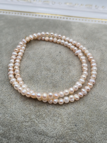 Coliere - Colier la baza gatului realizat din perle minimaliste de 3x4mm si otel inoxidabil auriu.