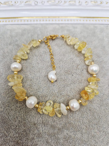 BIJUTERII HANDMADE - Bratara realizata din Perle naturale albe si Citrin. Elemente din otel inoxidabil auriu.