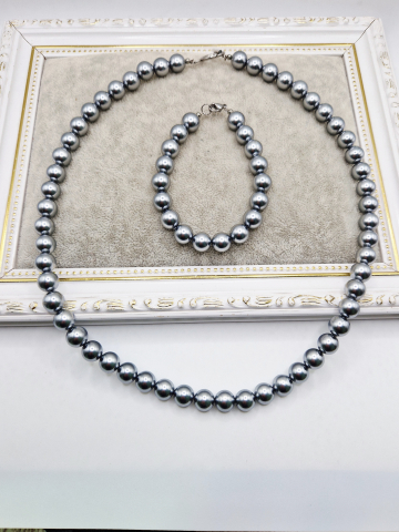 Seturi - Set / Perle tip Mallorca gri / Inox  Set alcatuit din Colier si Cercei, realizat din Perle tip Mallorca gri si inchizatoare din inox.