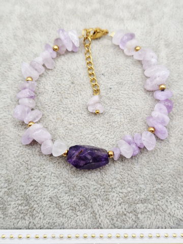 Bratara realizata din ametist chipsuri si ametist Chevron, cu sfere din inox presarate prin ea. Inchidere din inox auriu. [1]