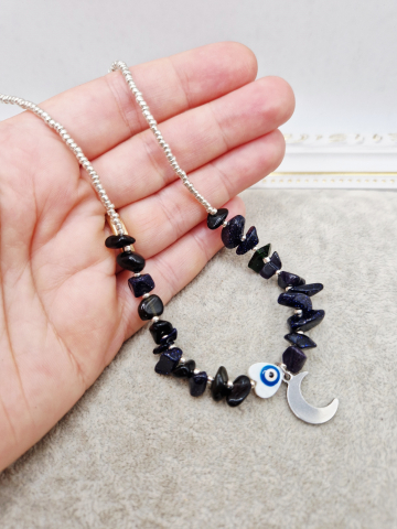 Colier la baza gatului (choker) realizat din margele argintii, piatra Goldsone albastru si ochisor inima din sidef cu semiluna din otel inoxidabil argintiu. [1]