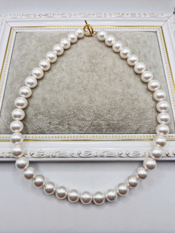 Coliere - Colier impunator realizat din perle tip Mallorca de mari dimensiuni, in culoarea alba. Diametru perla 12mm