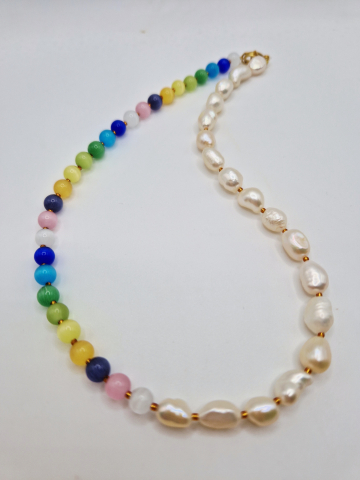 Colier delicat la baza gatului (choker) realizat din perle baroc naturale si ochi de pisica in diferite culori. [2]