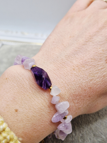 Bratara realizata din ametist chipsuri si ametist Chevron, cu sfere din inox presarate prin ea. Inchidere din inox auriu. [2]