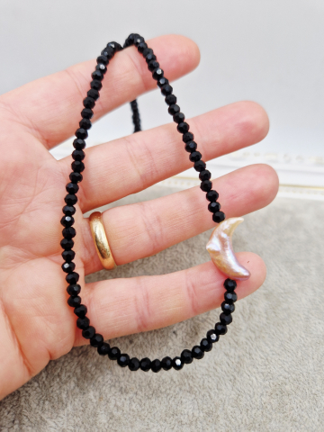 Choker / Cristale / Perla naturala semiluna Colier la baza gatului realizat din cristale negre si perla naturala sub forma de semiluna. [2]