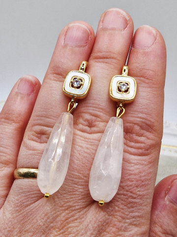 Cercei opulenti realizati din picatura de Cuart roz si tortite sidef, placate cu aur. [1]