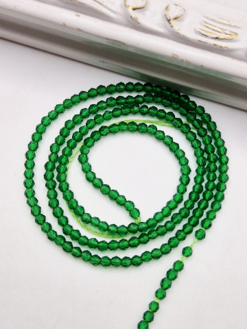 MĂRGELE - Cristale verzi 2mm, sirag scurt de 18cm.