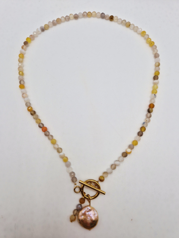 Colier la baza gatului (choker) realizat din agate fatetate minimaliste si perla naturala baroc. Inchidere din otel inoxidabil auriu. [1]