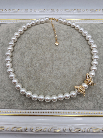 Coliere - Colier realizat din Perle tip Mallorca albe si charm cubic zirconia sub forma de fluture. Inchidere din cupru placat cu aur 14k.