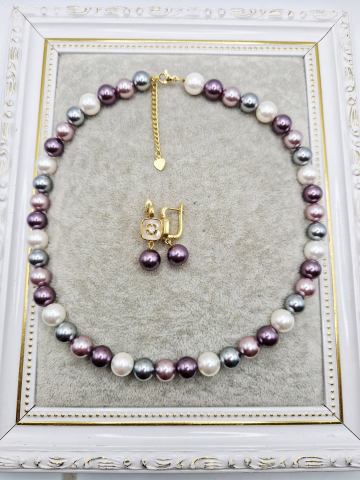 BIJUTERII HANDMADE - Set realizat din Perle tip Mallorca in nuante de mov si elemente inoxidabile.