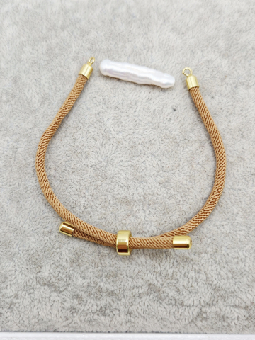 Șnur - Snur reglabil 3mm, bej, folosit in realizarea bratarilor. Lungime desfacut 21cm. Perla este cu titlu de prezentare.