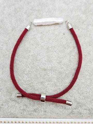 Șnur - Snur reglabil 3mm, grena, folosit in realizarea bratarilor. ​​​​​​​Lungime desfacut 21cm. Perla este cu titlu de prezentare.