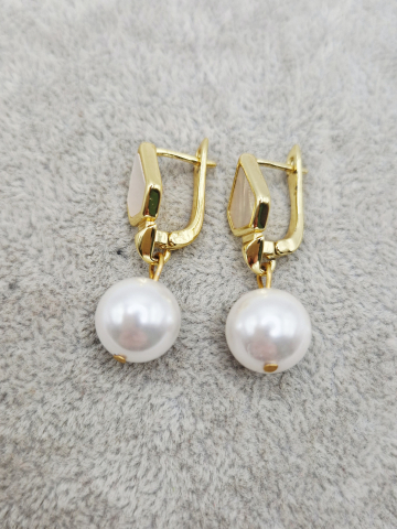 BIJUTERII HANDMADE - Cercei realizati din perle tip mallorca albe de 10mm si tortita placata cu aur cu sidef. Nu oxideaza si nu este alergica.