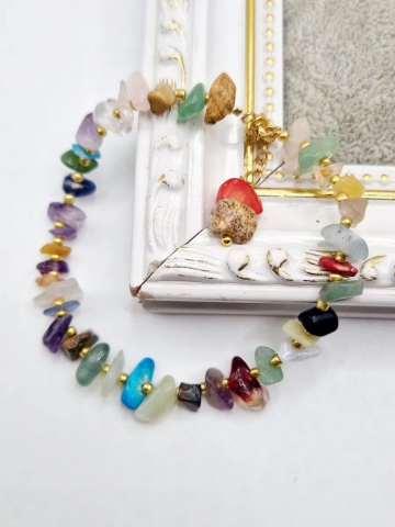 Brățară realizată din mix de piatre semiprețioase în diverse forme. [2]