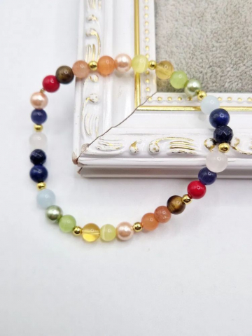 Brățară realizată din pietre semiprețioase precum: lapis lazuli, goldstone, ochi de pisică, acvamarin, ochi de tigru, piatra soarelui, citrin, cuarț, etc. [1]