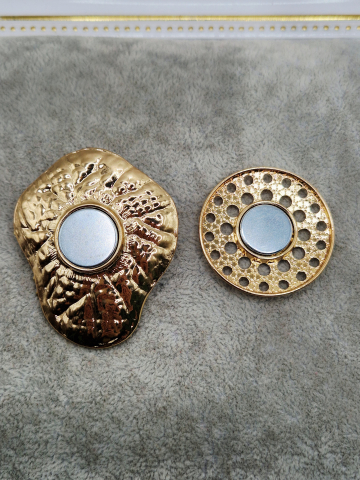 Brosa care se prinde cu magnet de haina / bluza / sacou. Dimensiune 4.5cm. [2]