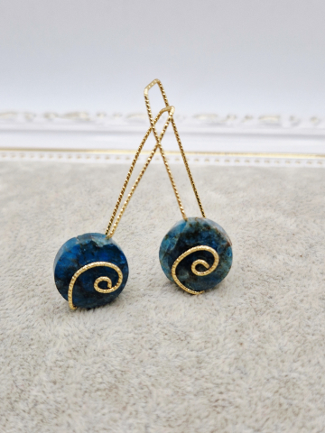BIJUTERII HANDMADE - Cercei realizati din banuti de apatit si sarma de modelaj placata cu aur.