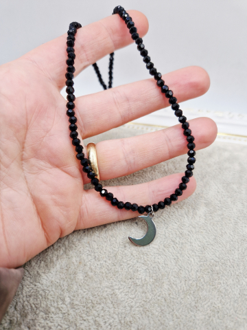 Colier la baza gatului (choker) realizat din cristale negre si semiluna din otel inoxidabil. Inchizatoare inoxidabila. [2]