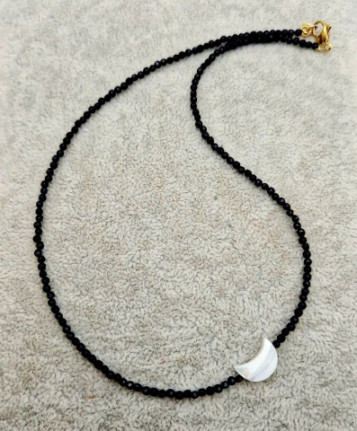BIJUTERII HANDMADE - Choker din onix cu semilună din sidef