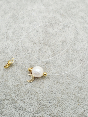 Coliere - Choker pe fir siliconat realizat din perla sculptata de 10mm, sfere din argint placat cu aur si semiluna din aur filat.