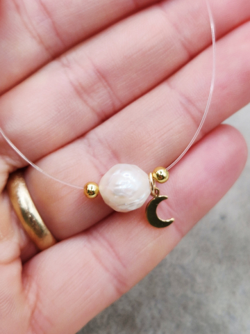 Choker pe fir siliconat realizat din perla sculptata de 10mm, sfere din argint placat cu aur si semiluna din aur filat. [1]