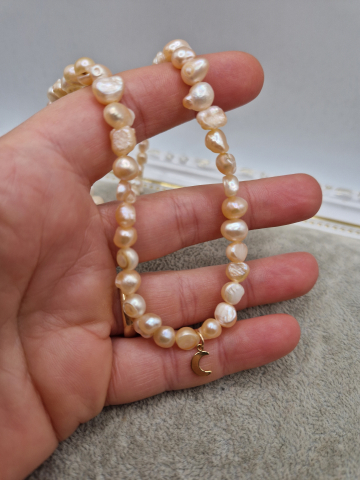 Colier realizat din perle naturale de culoare roz somon si charm semiluna din aur filat de 14k. Inchidere din otel inoxidabil auriu. [2]