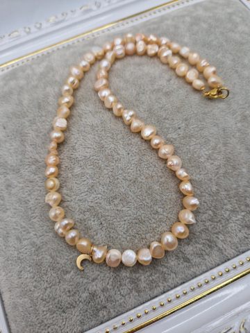 Coliere - Colier realizat din perle naturale de culoare roz somon si charm semiluna din aur filat de 14k. Inchidere din otel inoxidabil auriu.