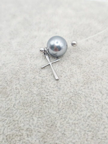 Colier la baza gatului realizat cu o feerinca perla Mallorca si elemente din argint si otel inoxidabil. [2]