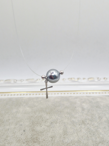 BIJUTERII HANDMADE - Colier la baza gatului realizat cu o feerinca perla Mallorca si elemente din argint si otel inoxidabil.