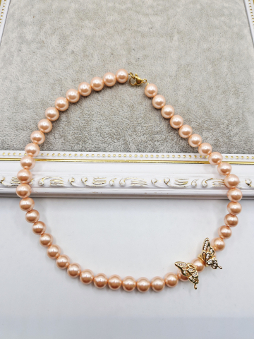 Coliere - Choker din perle tip Mallorca roz somon si Fluture placat cu aur 18k. Inchizatoare inoxidabila.