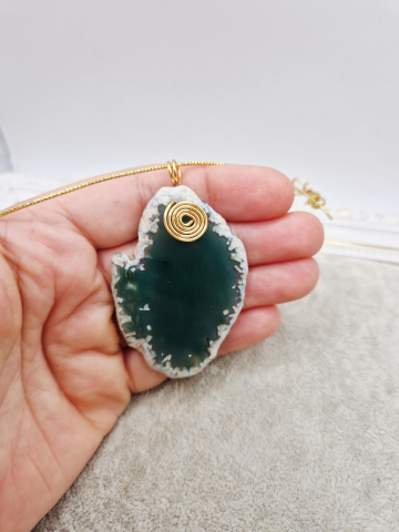Colier realizat din agata verde, mare, si sarma de modelaj placata cu aur. [2]