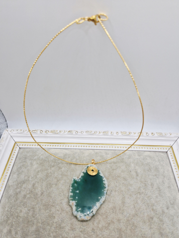Colier realizat din agata verde, mare, si sarma de modelaj placata cu aur. [1]