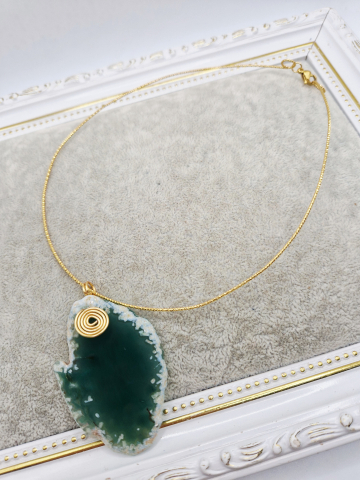 Coliere - Colier realizat din agata verde, mare, si sarma de modelaj placata cu aur.