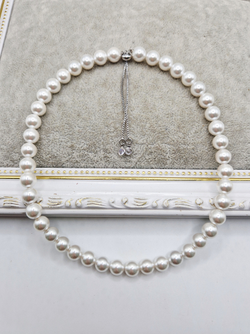 Bijuterii animale - Un elegant colier realizat din Perle tip Mallorca albe de 8mm si inchizatoare reglabila care se potriveste unui catel de talie medie. Lungime 37cm, reglabila.