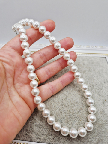 Un elegant colier realizat din Perle tip Mallorca albe de 8mm si inchizatoare reglabila care se potriveste unui catel de talie medie. Lungime 37cm, reglabila. [1]