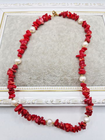 Colier realizat din Coral rosu chipsuri si Perle naturale albe. Inchizatoarea este din otel inoxidabil auriu.
